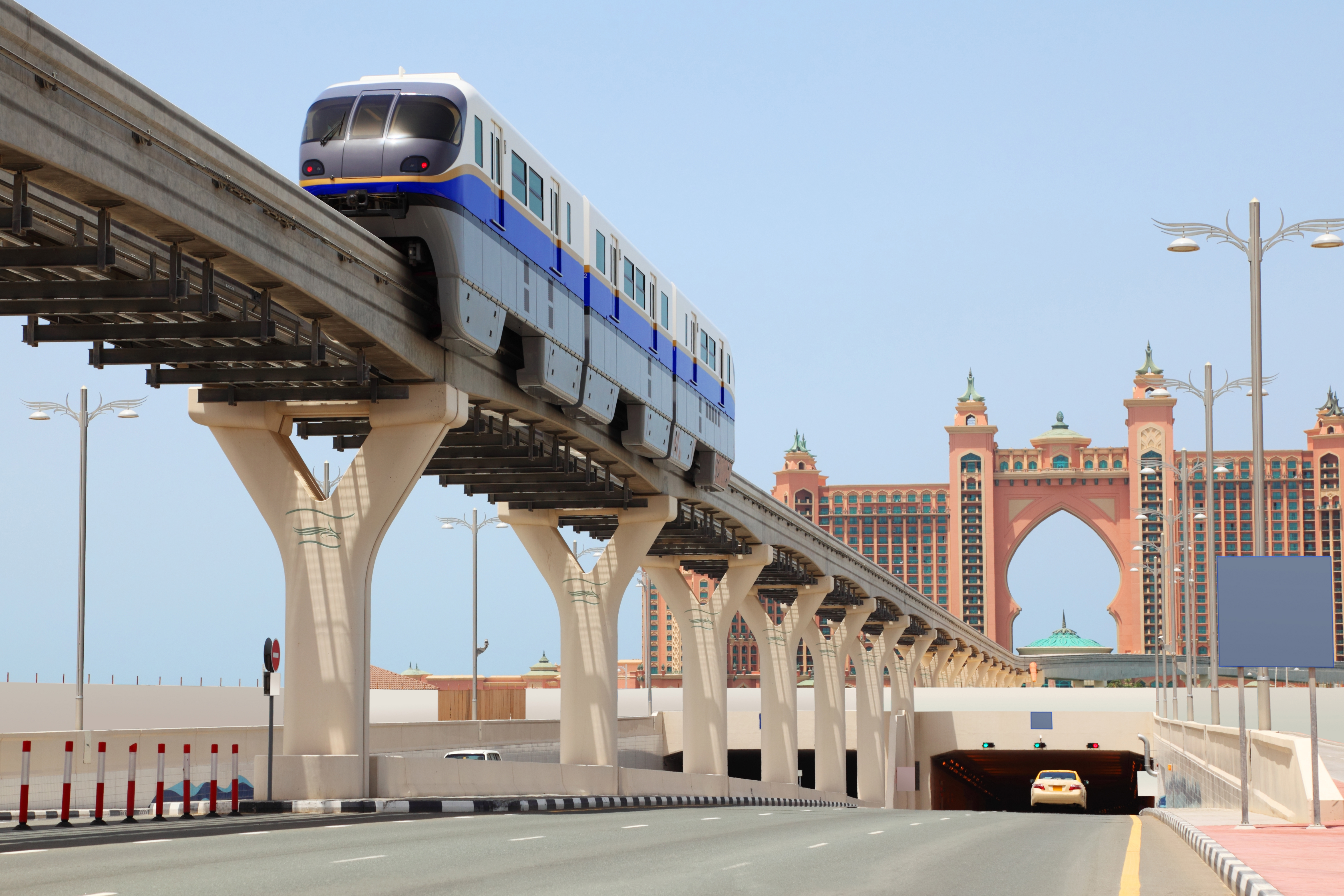 https://d3r8gwkgo0io6y.cloudfront.net/upload/Jumeirah palm Monorail ride 1.jpg